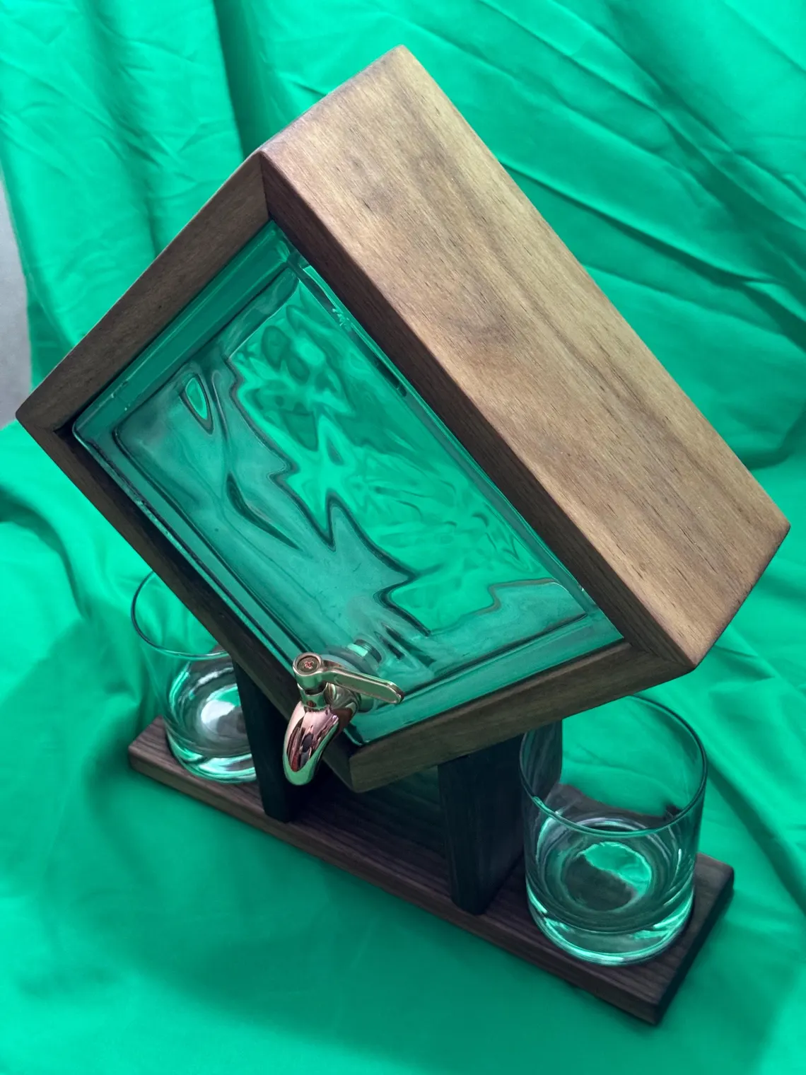 Whiskey spigot decanter set